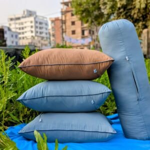 তিনটি মাথার বালিশ একটি কোরবালিশ